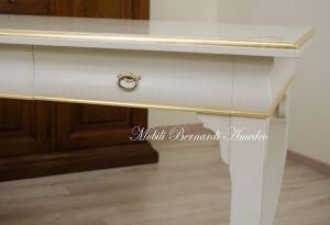 Classic desk with colored lacquered finish - detail of the handles and frames in gold leaf